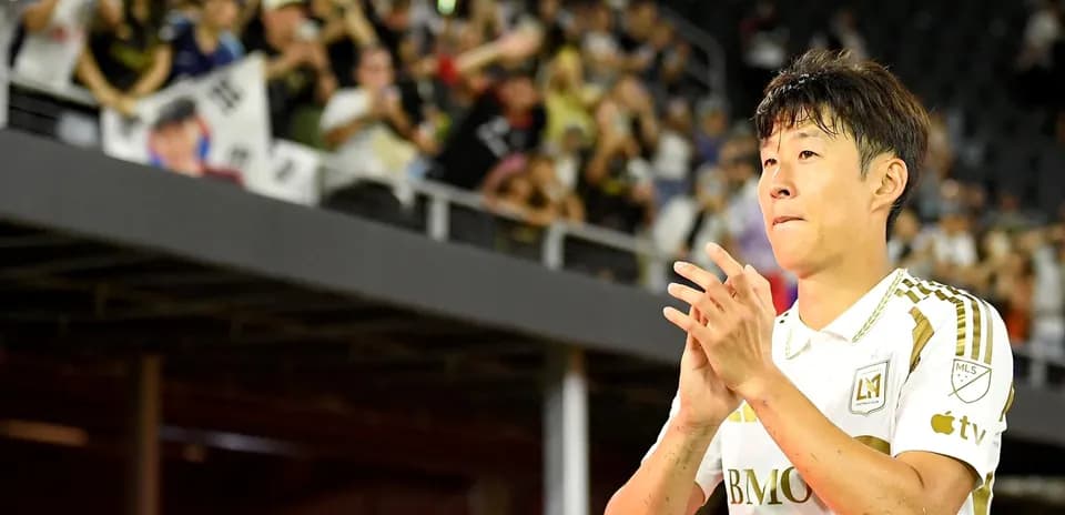 Jugador aplaudiendo frente a la afición en el estadio
