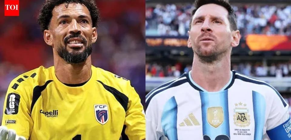 Portero y jugador de fútbol en acción durante partido