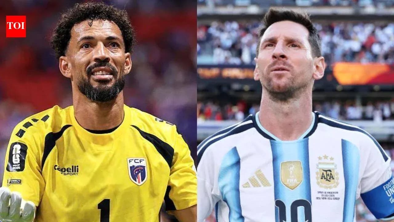 Portero y jugador de fútbol en acción durante partido