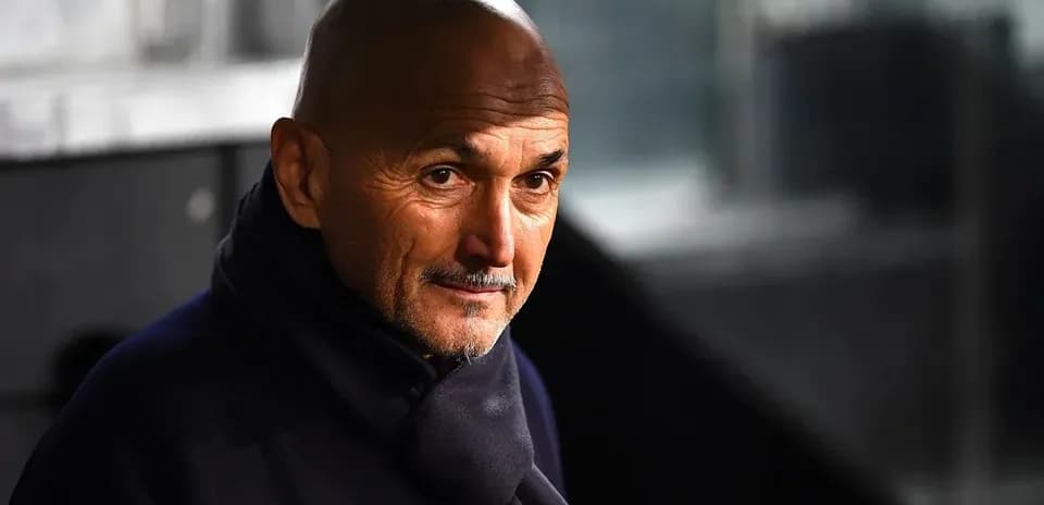 Entrenador en la zona técnica durante el partido
