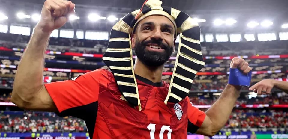 Jugador con camiseta de Egipto celebrando con tocado