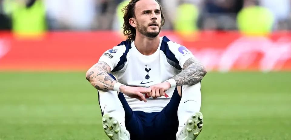Jugador de Tottenham sentado en el campo tras partido