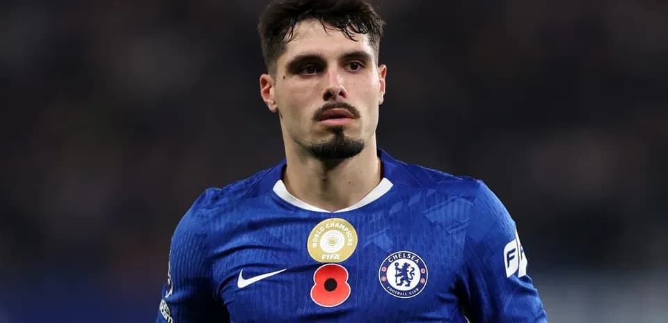Jugador de Chelsea con camiseta azul durante partido