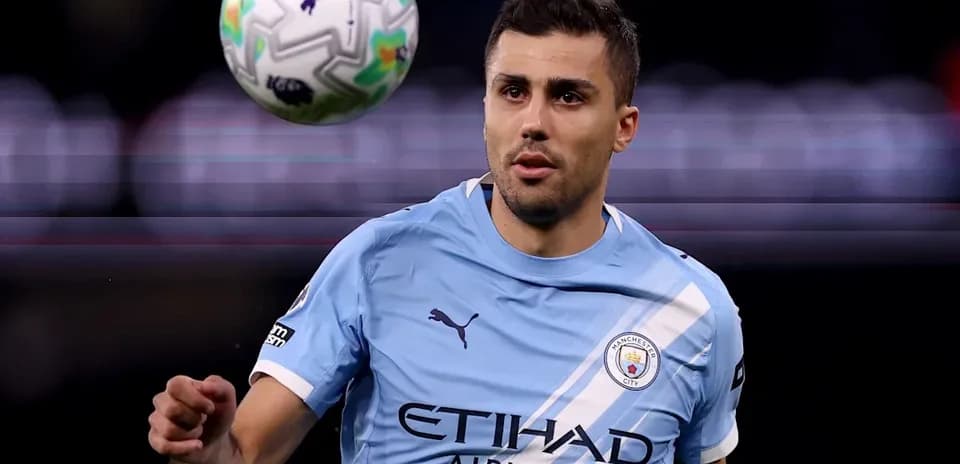 Jugador de Manchester City controlando un balón en el aire