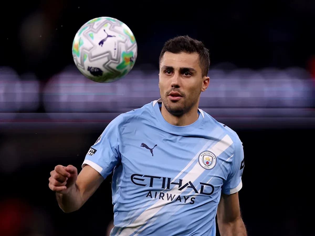Jugador de Manchester City controlando un balón en el aire