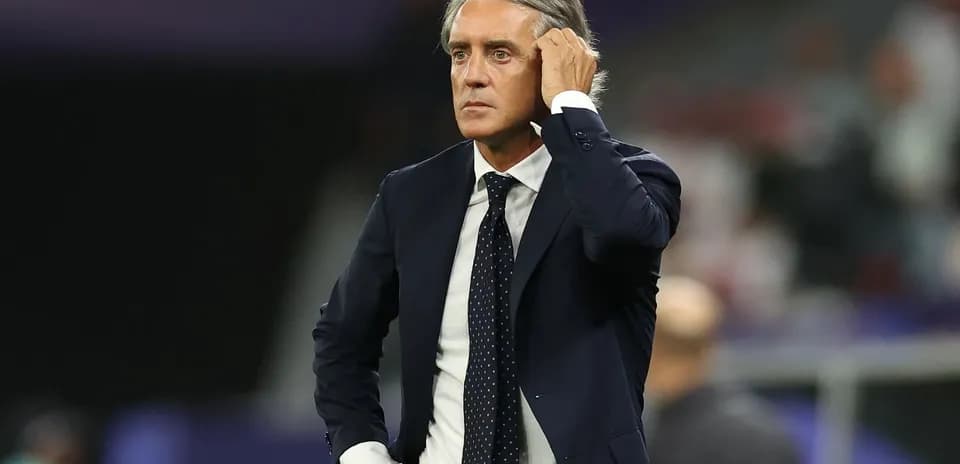 Entrenador observando el partido con preocupación