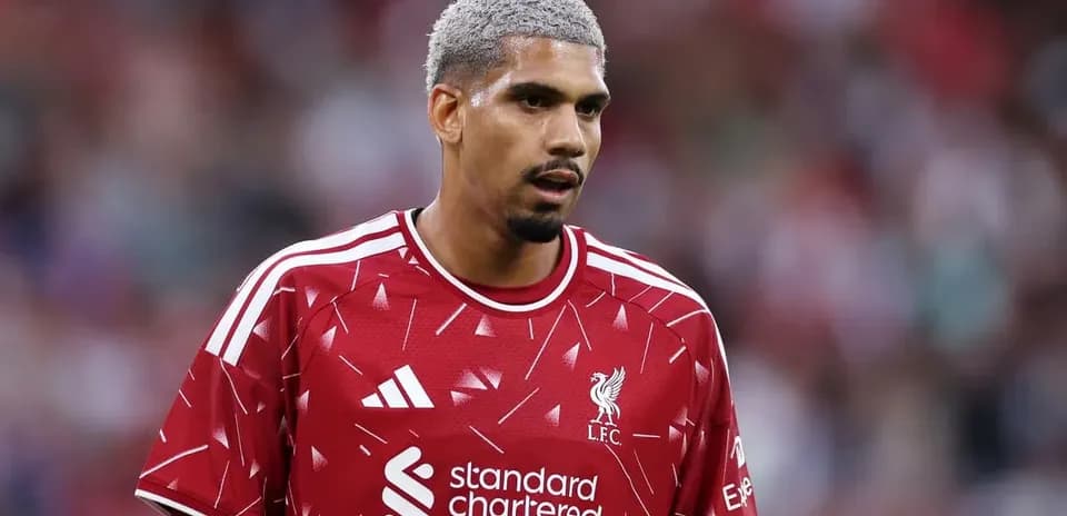 Jugador de Liverpool en camiseta roja durante el partido