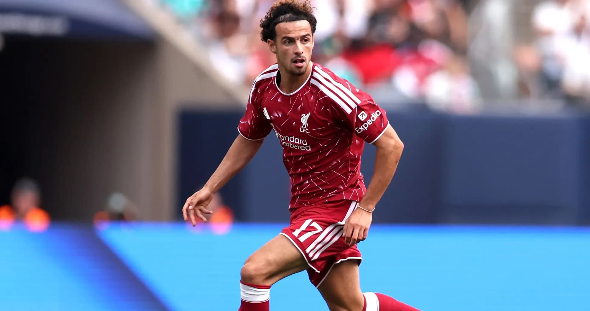 Jugador de Liverpool corriendo en el campo
