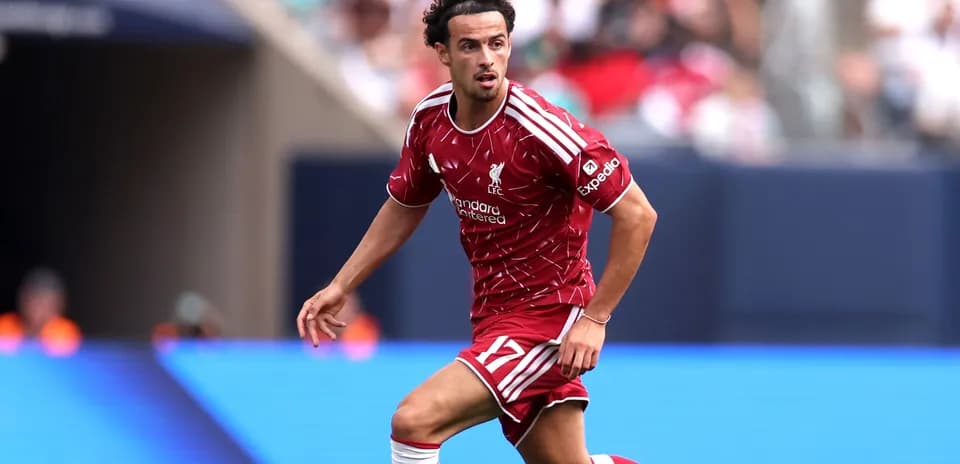 Jugador de Liverpool corriendo en el campo