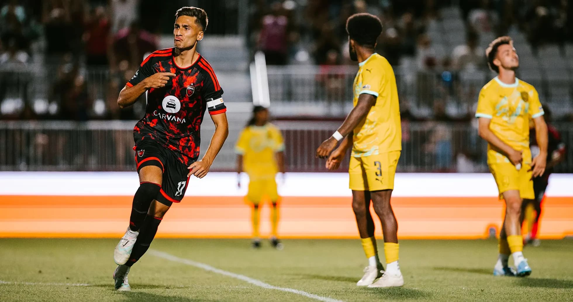 Jugador de New Mexico United celebrando un gol