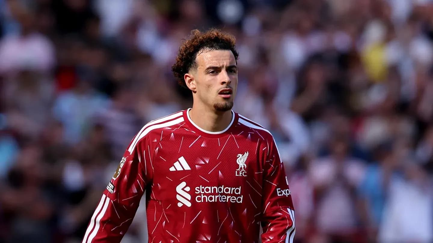 Jugador de Liverpool en uniforme rojo durante partido