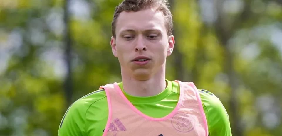 Portero entrenando con uniforme de práctica verde