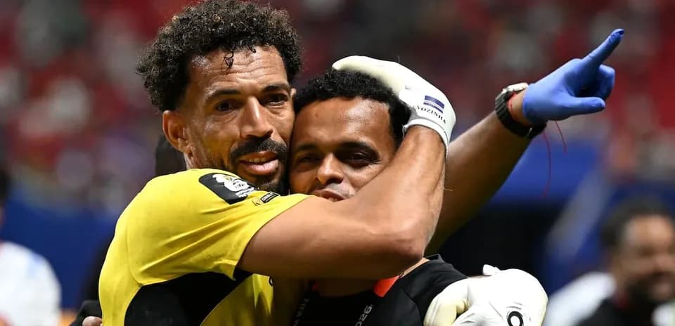 Portero abrazando a un miembro del equipo