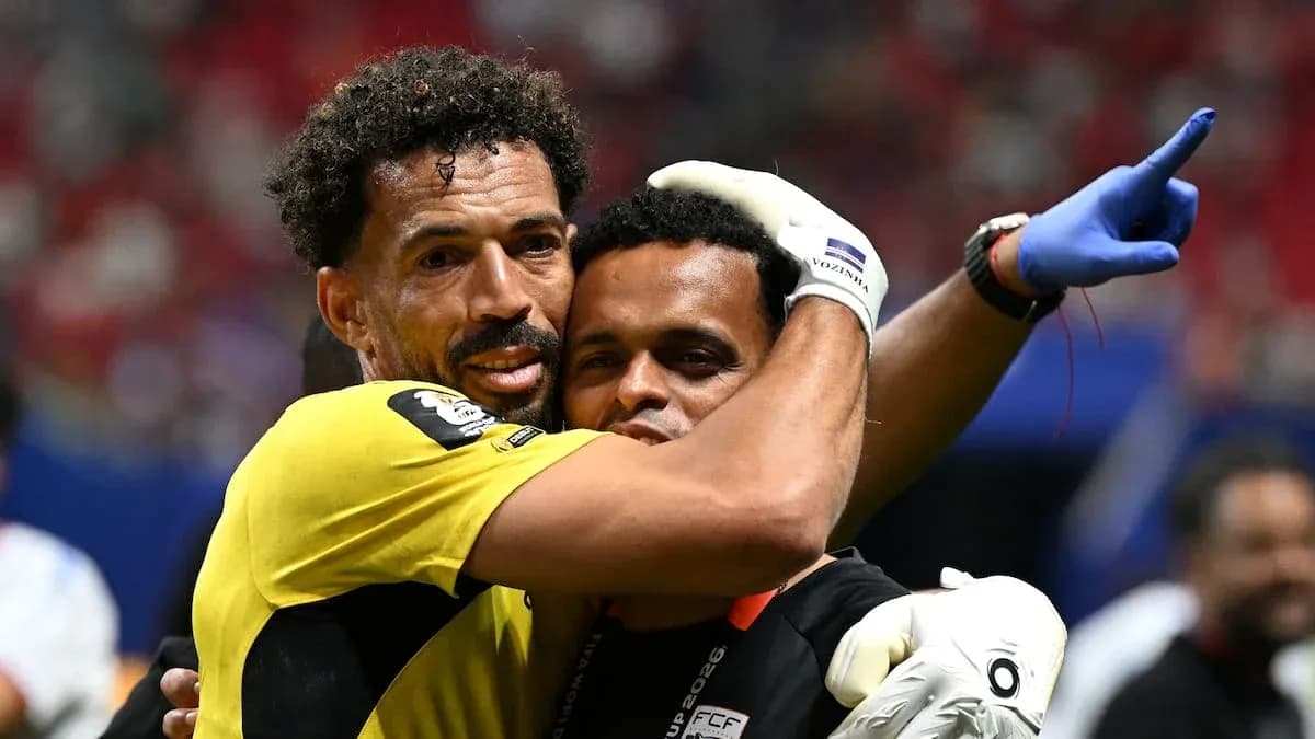 Portero abrazando a un miembro del equipo