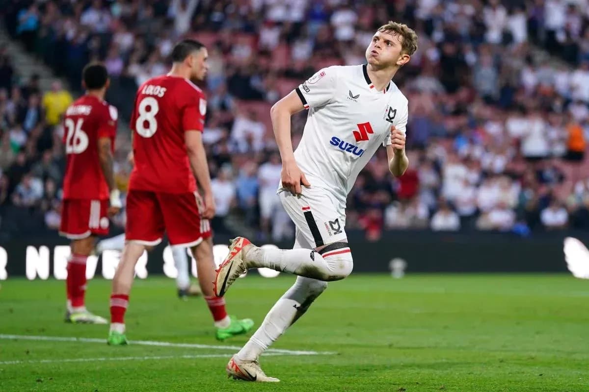 Jugador de MK Dons celebrando un gol en el partido