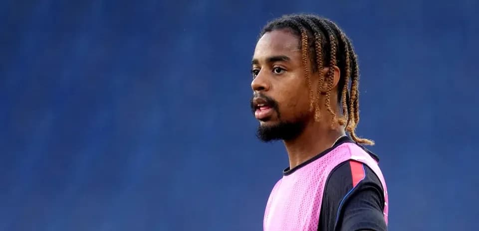 Jugador en calentamiento con camiseta de entrenamiento rosa