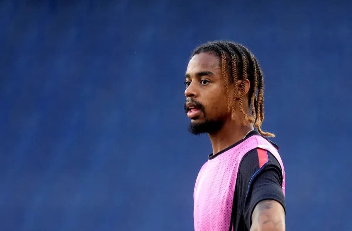 Jugador en calentamiento con camiseta de entrenamiento rosa