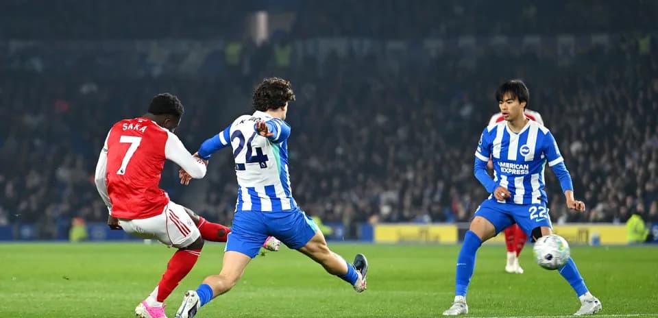 Saka disparando en el partido contra Brighton