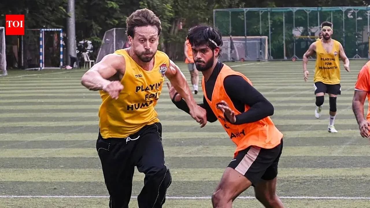 Jugadores corriendo durante sesión de entrenamiento en campo