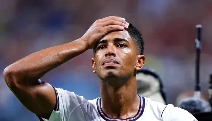 Jugador con mano en la frente durante el partido