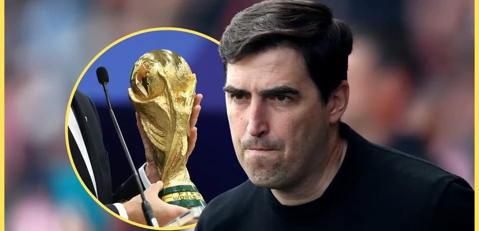 Entrenador mirando mientras se sostiene la Copa del Mundo