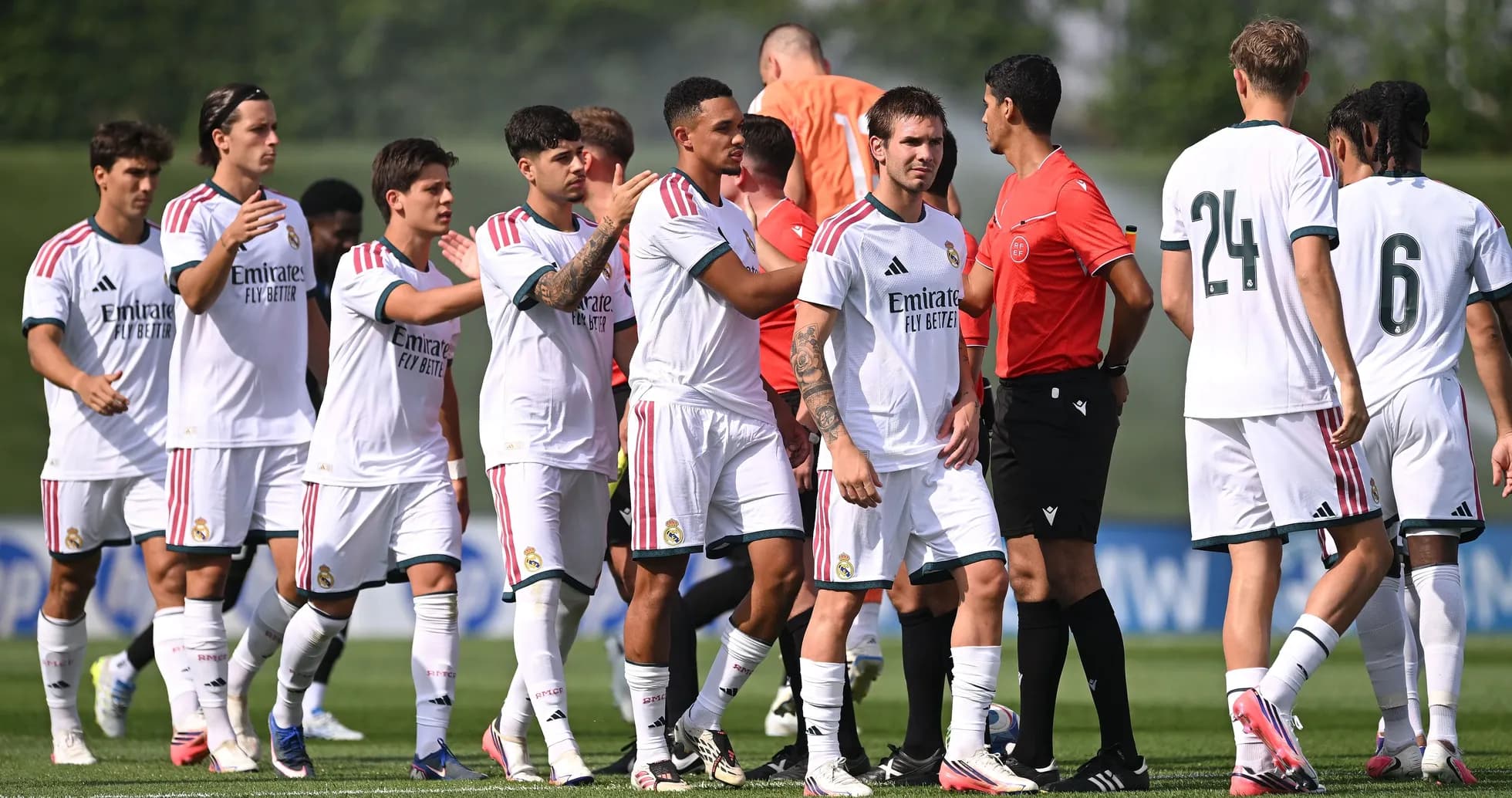 Jugadores de Real Madrid saludando a árbitro en campo