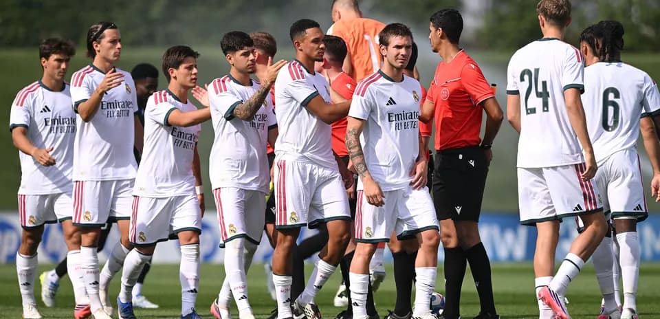 Jugadores de Real Madrid saludando a árbitro en campo
