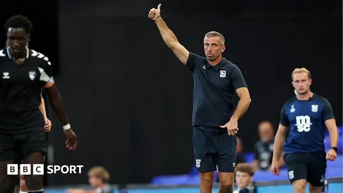 Entrenador señalando durante el partido de fútbol