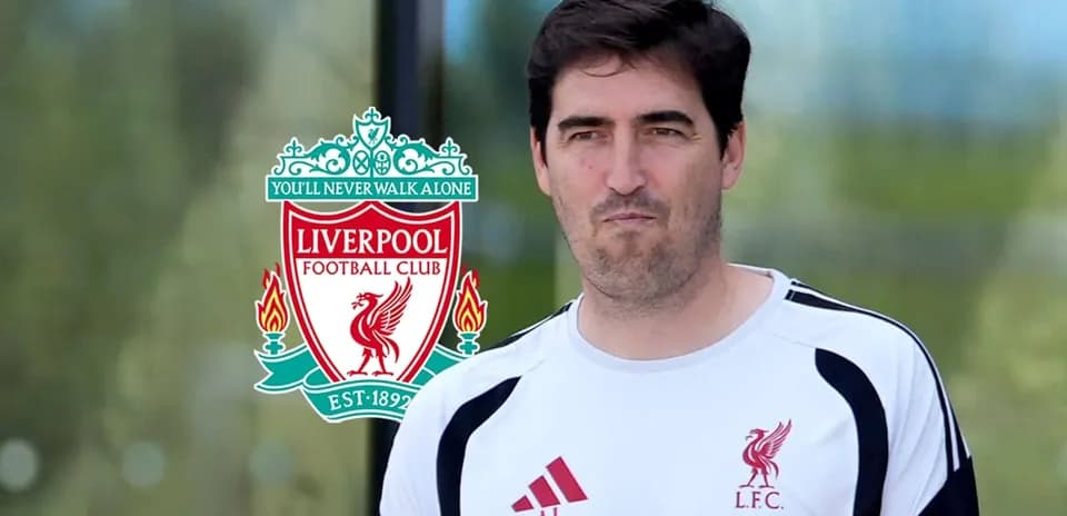 Entrenador de Liverpool con logo del club detrás