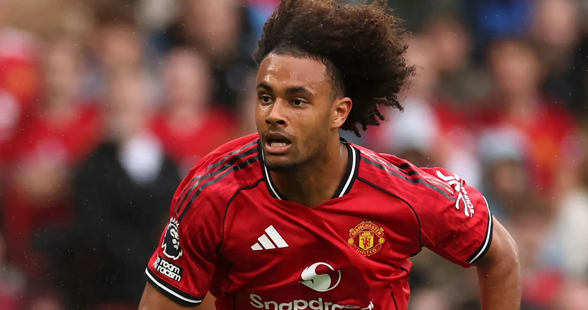 Jugador de Manchester United corriendo en el campo