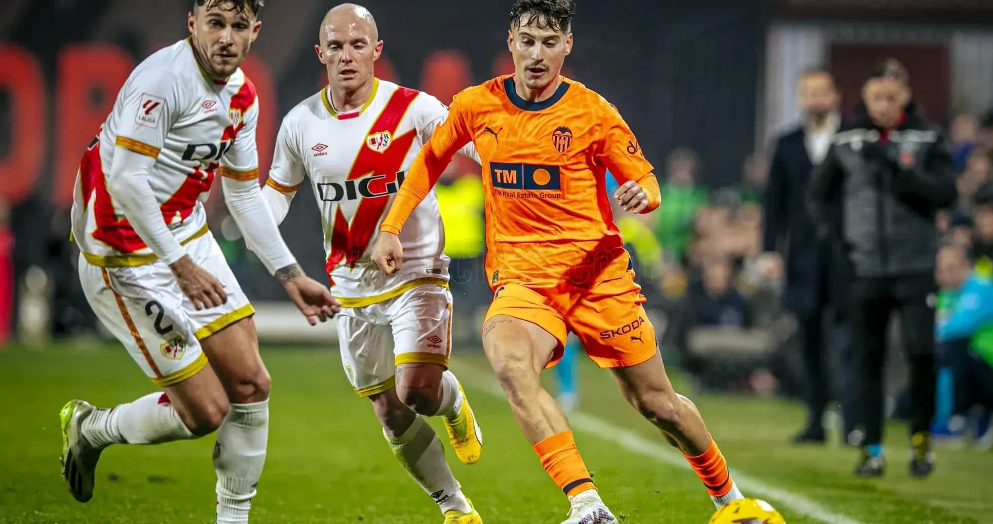 Jugadores de Valencia y Rayo Vallecano en acción
