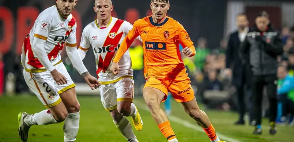 Jugadores de Valencia y Rayo Vallecano en acción