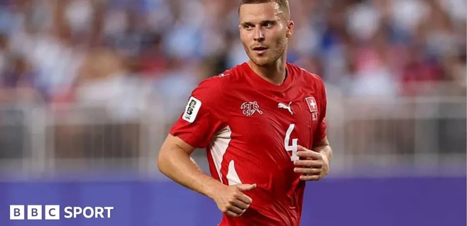 Jugador de Suiza corriendo en el campo de juego