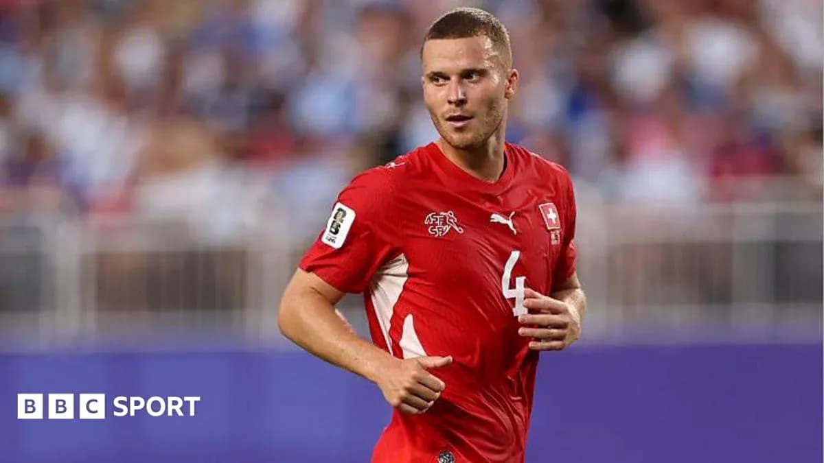 Jugador de Suiza corriendo en el campo de juego