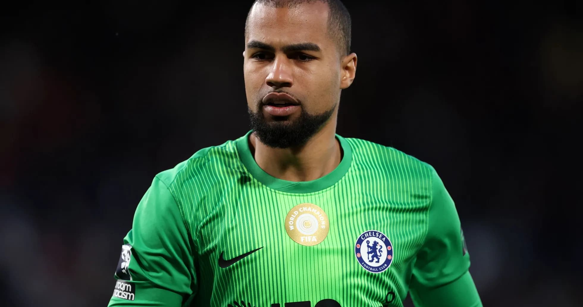 Portero de Chelsea en uniforme verde durante partido