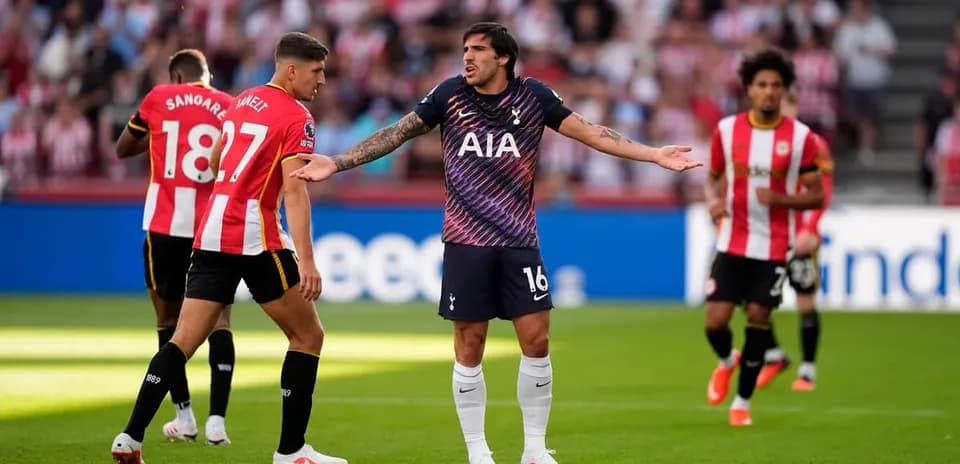 Jugadores de Tottenham y Brentford en el campo