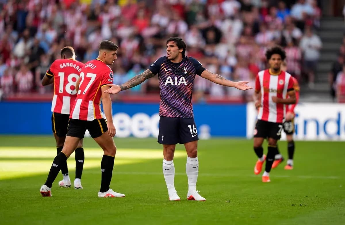 Jugadores de Tottenham y Brentford en el campo