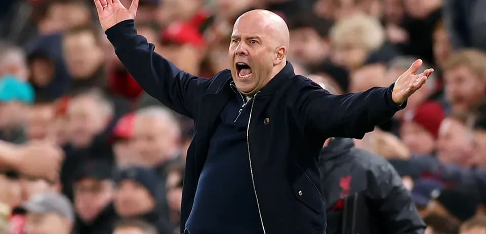 Entrenador gesticulando en la línea de banda