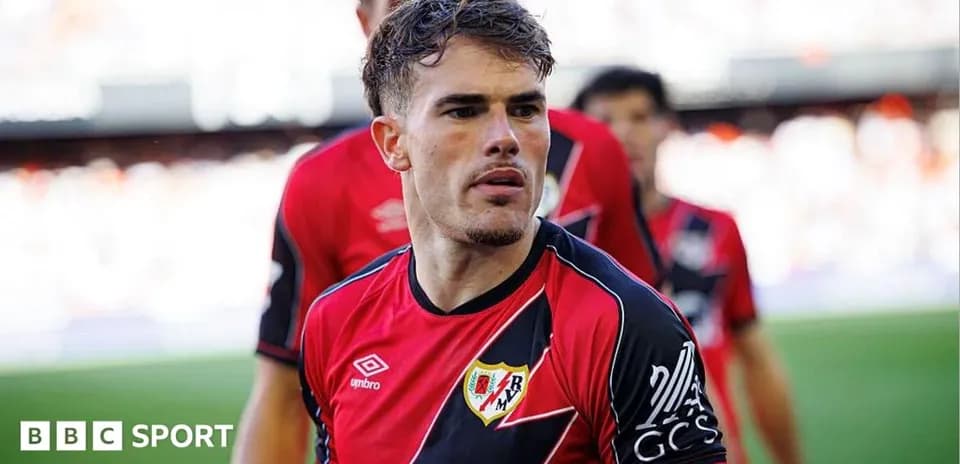 Jugador de Rayo Vallecano en el campo durante el partido