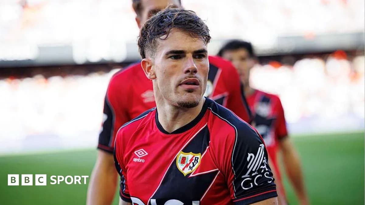 Jugador de Rayo Vallecano en el campo durante el partido