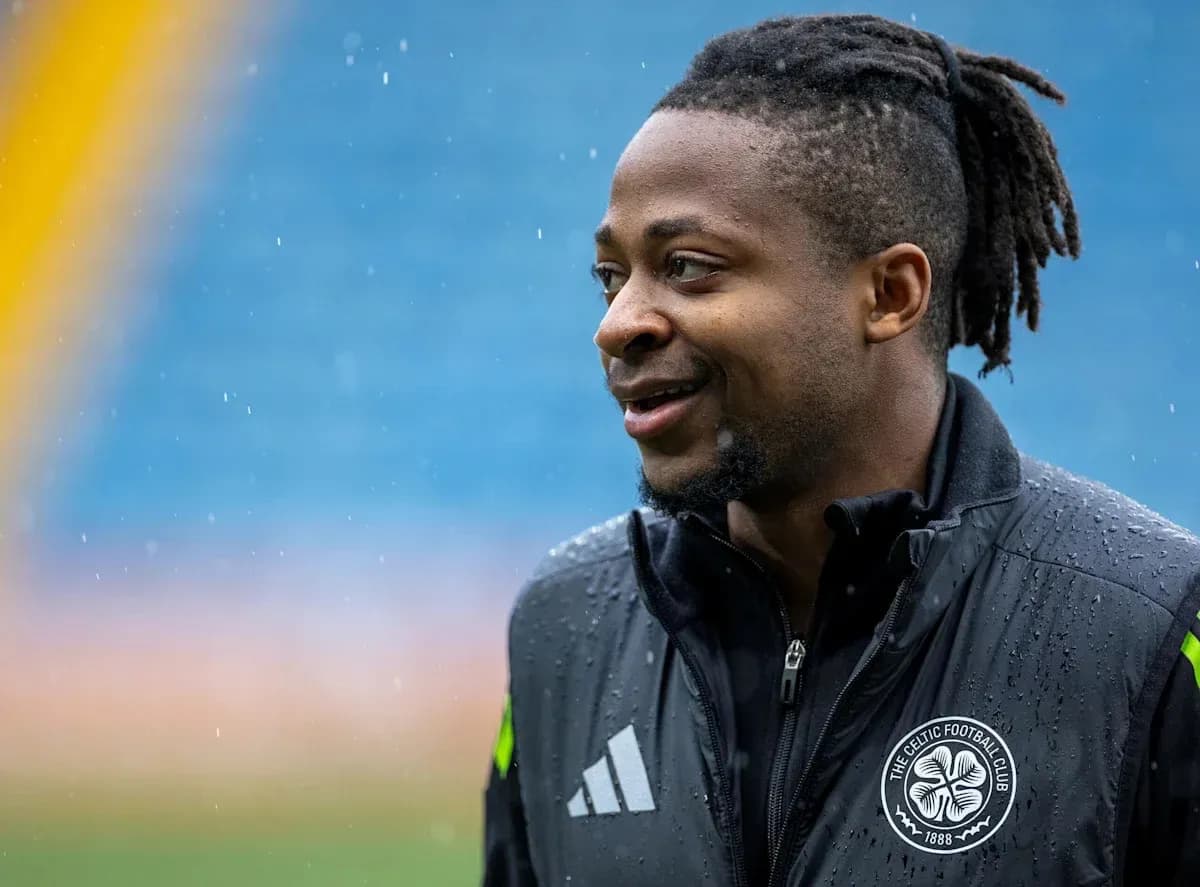 Jugador de fútbol con chaqueta de entrenamiento en lluvia