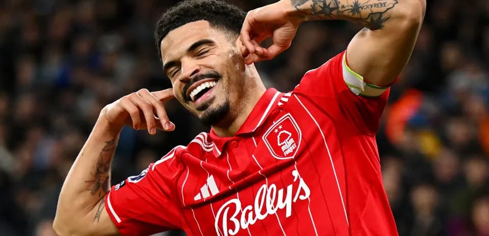 Jugador celebrando con gesto en campo de fútbol