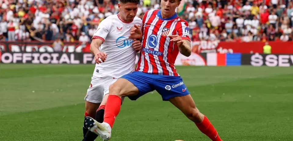 Jugadores compiten por el balón en La Liga