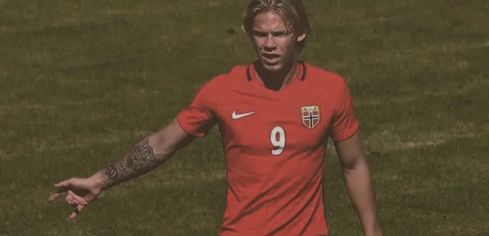 Jugador de Noruega en camiseta roja durante partido