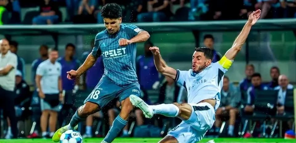 Jugador en acción durante el partido de fútbol