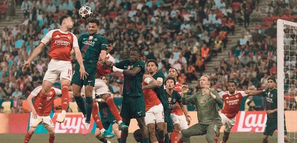 Jugadores luchando por el balón en el área