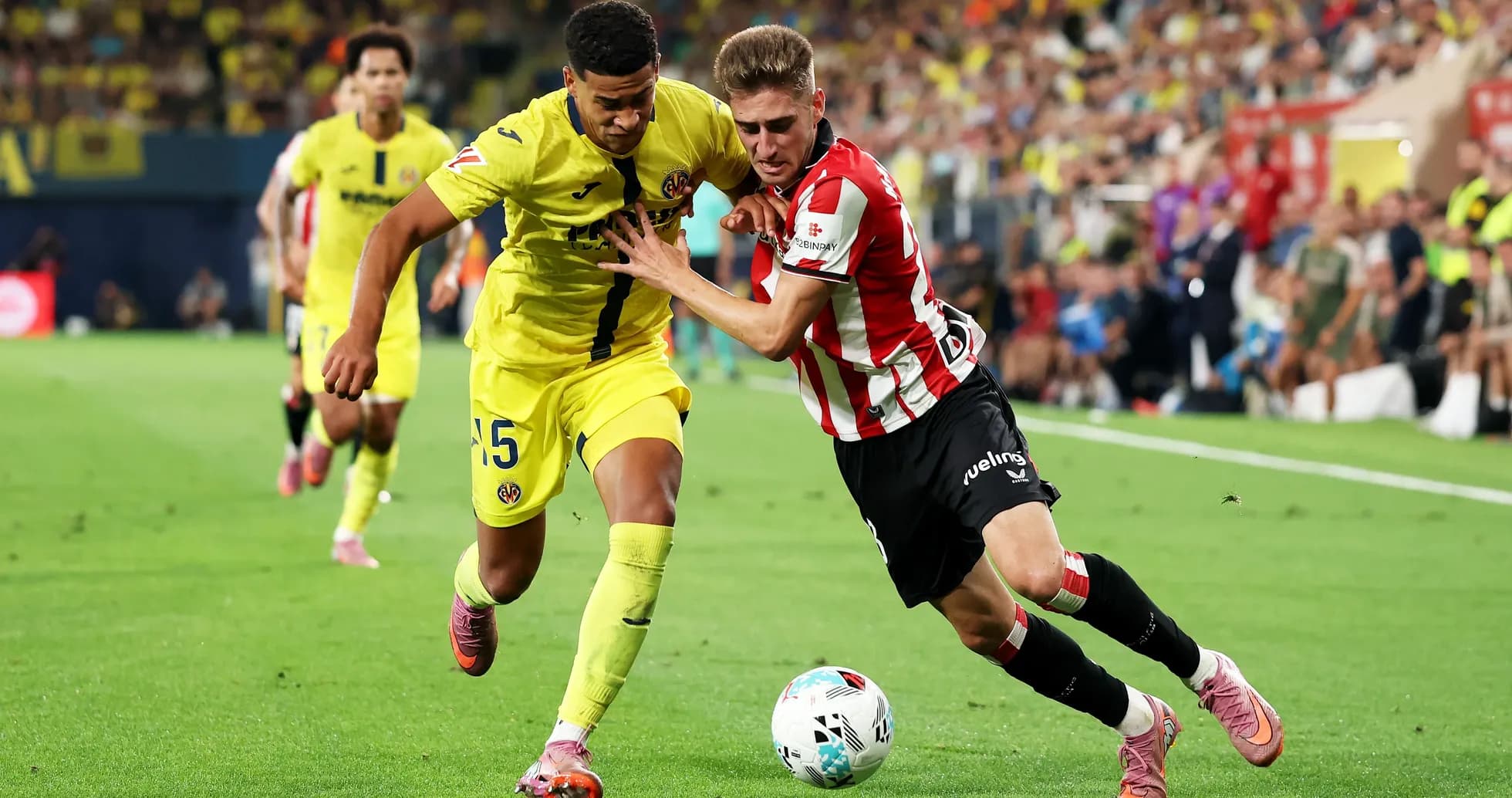 Jugadores de Villarreal y Athletic luchando por el balón