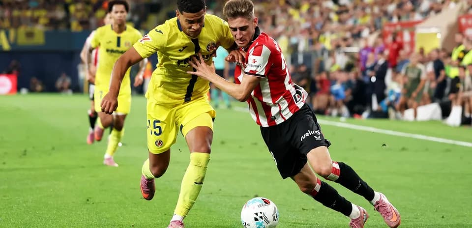 Jugadores de Villarreal y Athletic luchando por el balón