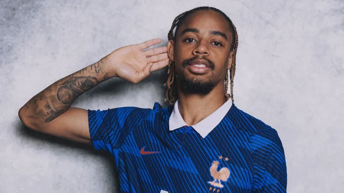 Jugador de fútbol posando con camiseta de Francia