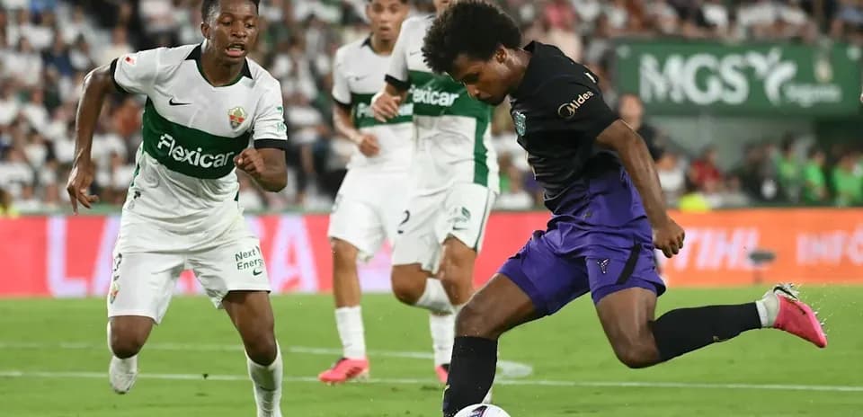 Jugador de Elche persiguiendo el balón en partido